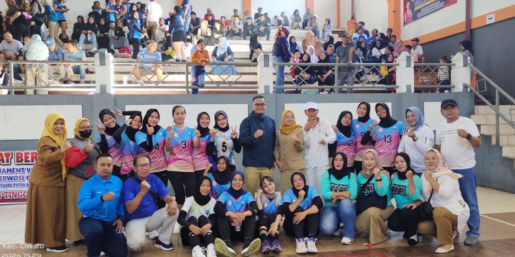 Tim Volley Ball Putri Menang melawan Kecamatan Cibingbin di Turnamen Perwosi CUP 2024